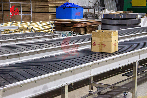 Hệ thống băng tải cao su giá rẻ vận chuyển hàng hóa trong nhà máy sản xuất.